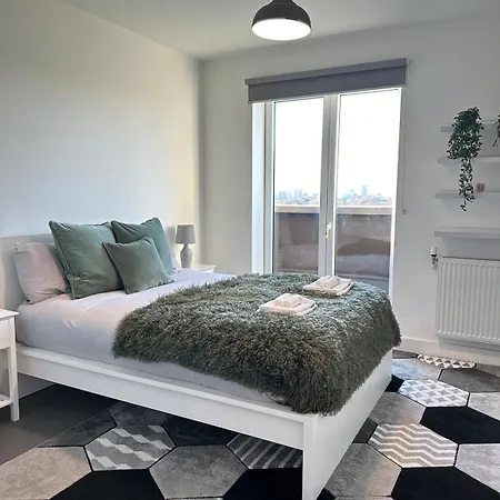 Beautiful 1 Bd Floor Terraced Apartment *