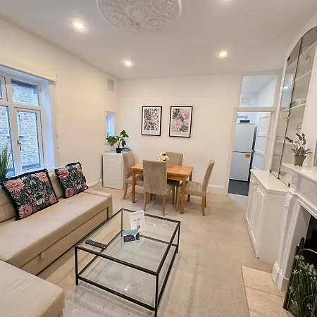 Refined Hammersmith 3-bedroom With Rooftop Terrace Apartment *