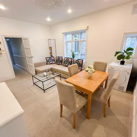 Apartment Refined Hammersmith 3-bedroom With Rooftop Terrace *