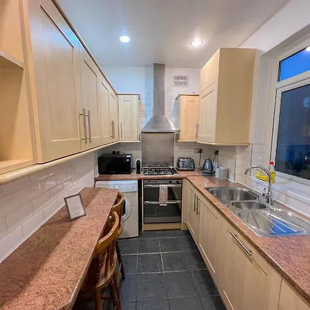 Refined Hammersmith 3-bedroom With Rooftop Terrace
