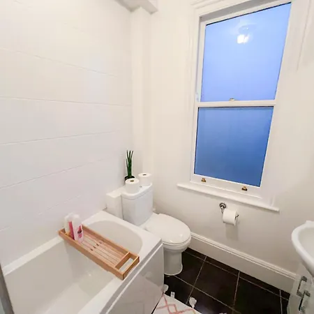 Refined Hammersmith 3-bedroom With Rooftop Terrace Apartment