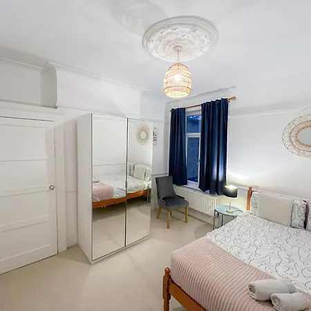 Refined Hammersmith 3-bedroom With Rooftop Terrace Apartment *