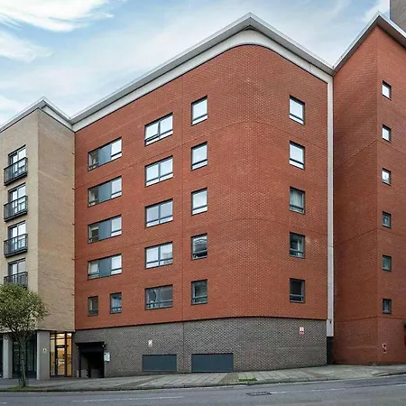 Charming Flat Close To Stadium London
