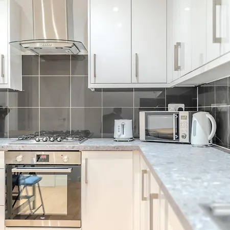 Full Kitchen-strategic Location-spacious Flat Catford