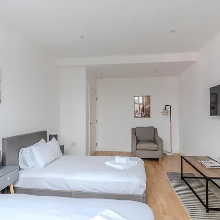 Full Kitchen-strategic Location-spacious Flat Apartment
