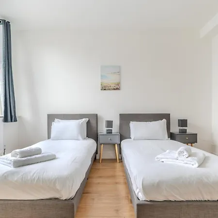 Full Kitchen-strategic Location-spacious Flat Apartment *