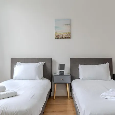 Full Kitchen-strategic Location-spacious Flat Apartment Catford