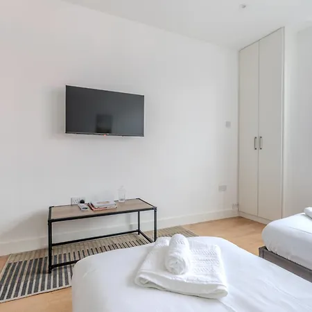 Full Kitchen-strategic Location-spacious Flat Catford