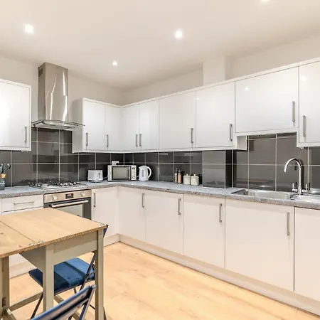 Full Kitchen-strategic Location-spacious Flat *