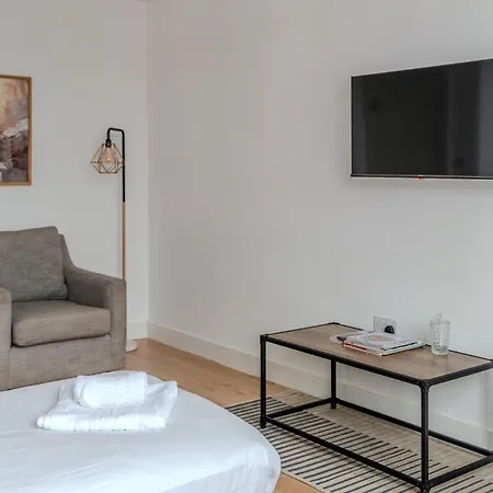 Full Kitchen-strategic Location-spacious Flat Apartment