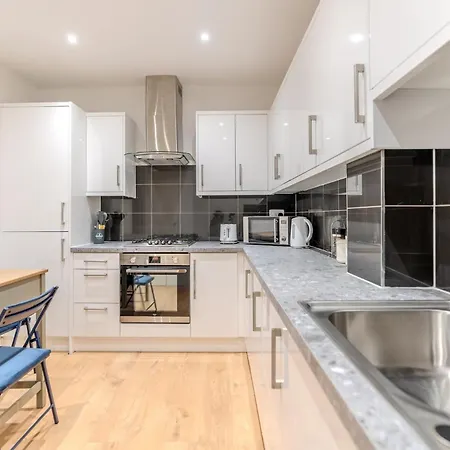 Full Kitchen-strategic Location-spacious Flat Apartment *