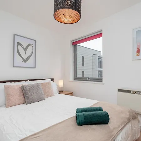 Cosy One Bedroom Flat Opposite Station * London