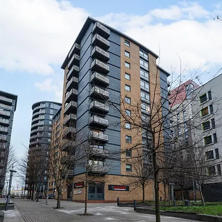 Cosy One Bedroom Flat Opposite Station Apartment *