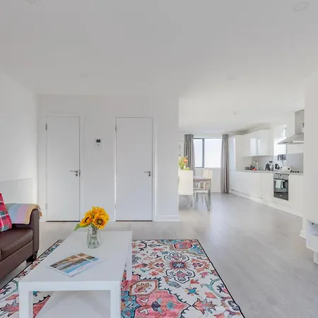 Apartment Spacious 3bd Flat Near Airport London