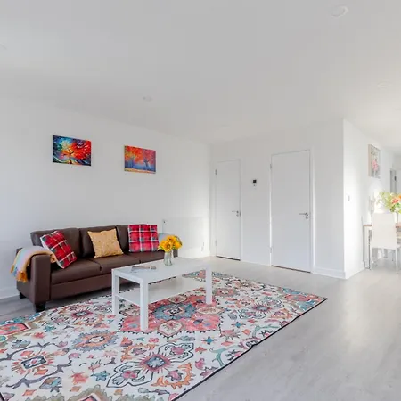 Spacious 3bd Flat Near Airport * London