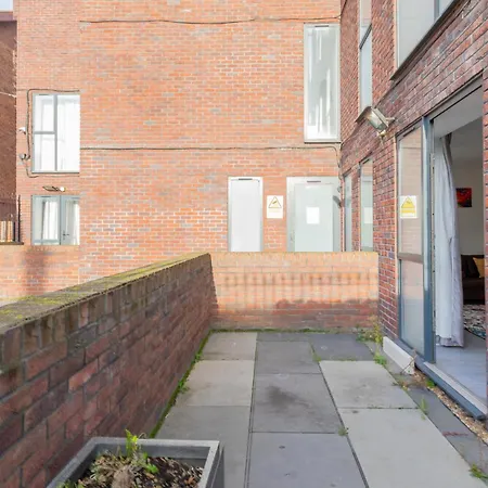 Spacious 3bd Flat Near Airport Apartment *