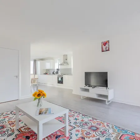 Apartment Spacious 3bd Flat Near Airport *