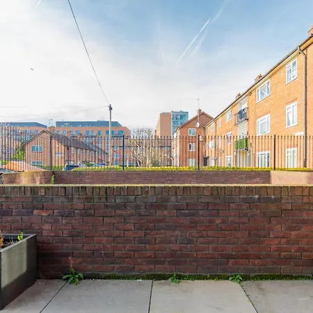 Spacious 3bd Flat Near Airport Apartment London