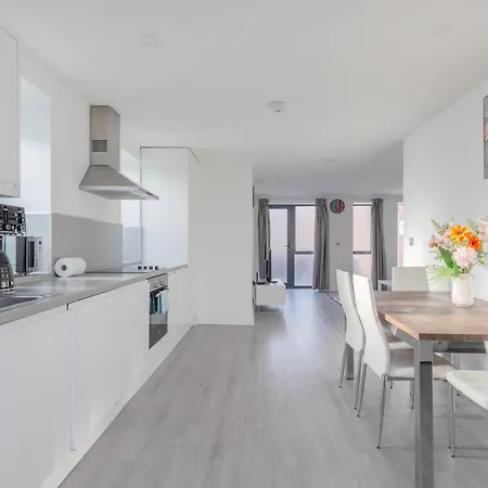 Spacious 3bd Flat Near Airport * London