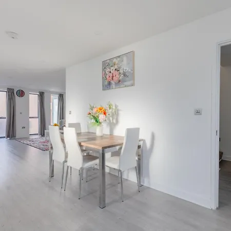 Spacious 3bd Flat Near Airport Apartment *