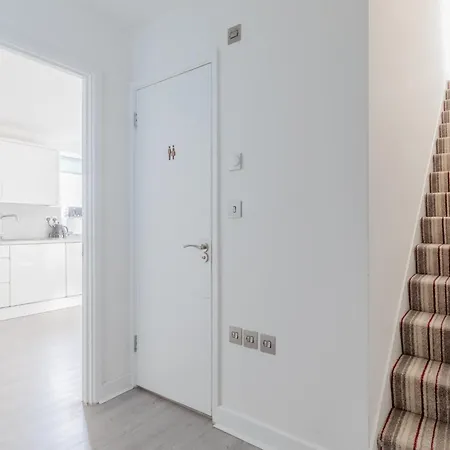 Spacious 3bd Flat Near Airport Apartment London