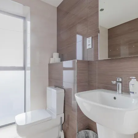 Apartment Spacious 3bd Flat Near Airport London