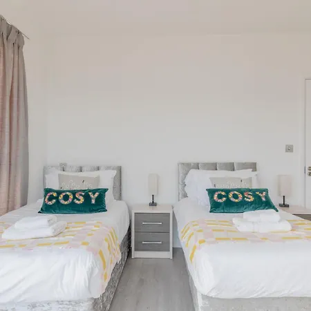 Spacious 3bd Flat Near Airport Apartment *