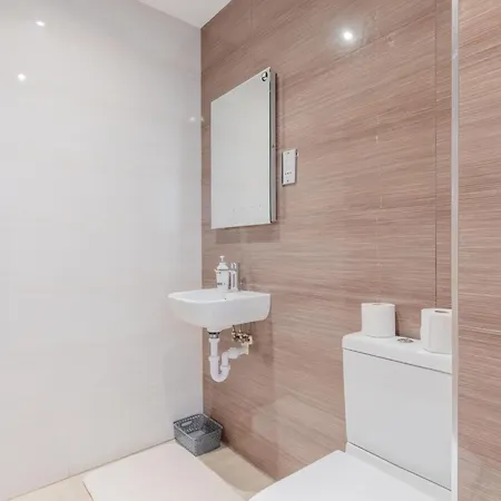 Apartment Spacious 3bd Flat Near Airport *
