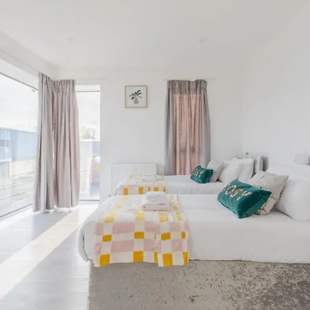 Spacious 3bd Flat Near Airport Apartment *