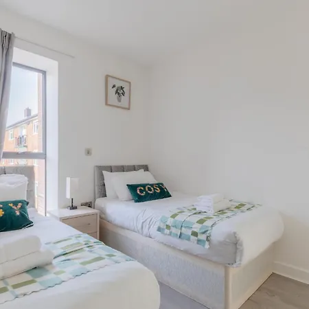 Spacious 3bd Flat Near Airport London