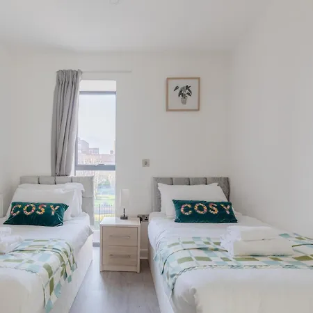 Apartment Spacious 3bd Flat Near Airport *