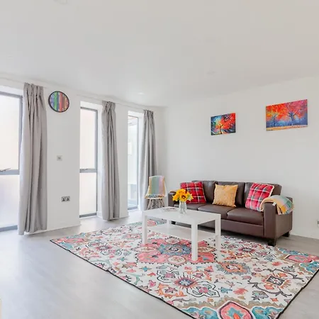Spacious 3bd Flat Near Airport Apartment *