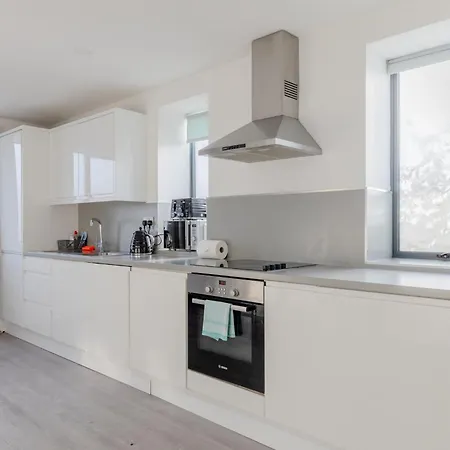 Apartment Spacious 3bd Flat Near Airport
