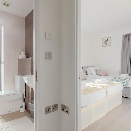 Spacious 3bd Flat Near Airport Apartment London
