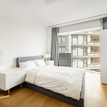 Spacious 3-bedroom With Stunning Battersea Views London