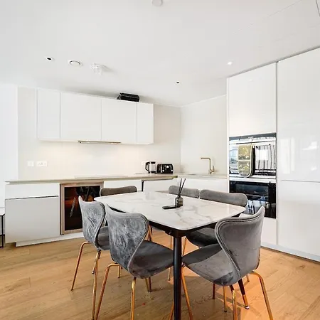 Spacious 3-bedroom With Stunning Battersea Views London