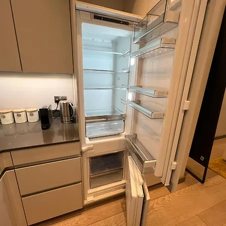 Apartment Luxurious 3-bedroom & 3 Bathroom Flat With Indoor Fireplace And Patio In Mayfair