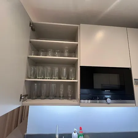 Luxurious 3-bedroom & 3 Bathroom Flat With Indoor Fireplace And Patio In Mayfair Apartment *