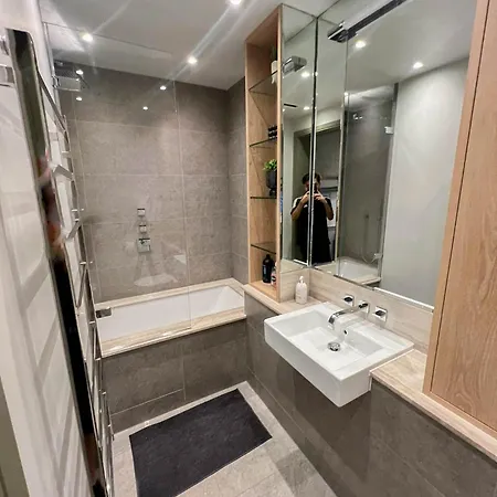 Apartment Luxurious 3-bedroom & 3 Bathroom Flat With Indoor Fireplace And Patio In Mayfair London