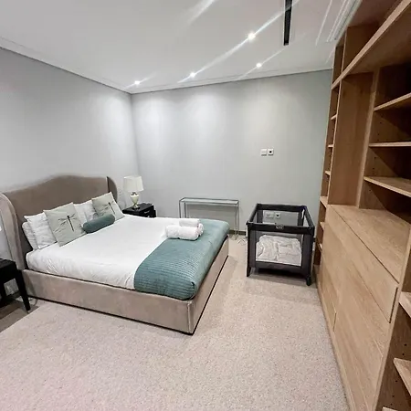 Luxurious 3-bedroom & 3 Bathroom Flat With Indoor Fireplace And Patio In Mayfair *