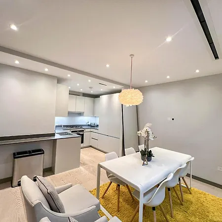 Luxurious 3-bedroom & 3 Bathroom Flat With Indoor Fireplace And Patio In Mayfair Apartment