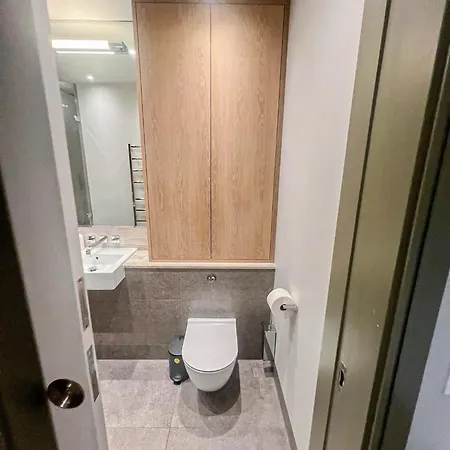 Apartment Luxurious 3-bedroom & 3 Bathroom Flat With Indoor Fireplace And Patio In Mayfair
