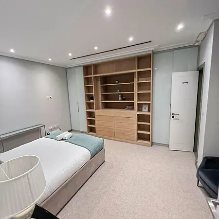 Luxurious 3-bedroom & 3 Bathroom Flat With Indoor Fireplace And Patio In Mayfair Apartment *