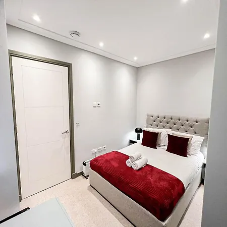 Luxurious 3-bedroom & 3 Bathroom Flat With Indoor Fireplace And Patio In Mayfair Apartment London