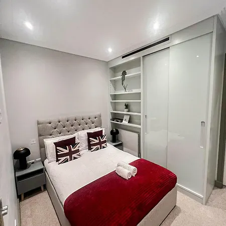 Apartment Luxurious 3-bedroom & 3 Bathroom Flat With Indoor Fireplace And Patio In Mayfair London