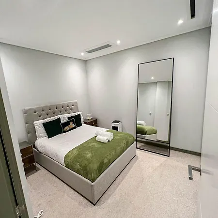 Luxurious 3-bedroom & 3 Bathroom Flat With Indoor Fireplace And Patio In Mayfair *