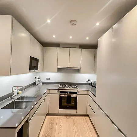Luxurious 3-bedroom & 3 Bathroom Flat With Indoor Fireplace And Patio In Mayfair London