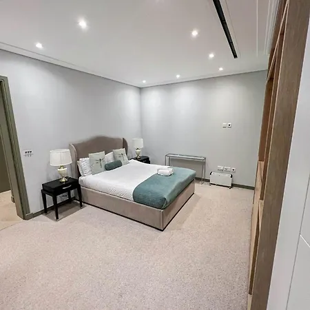 Apartment Luxurious 3-bedroom & 3 Bathroom Flat With Indoor Fireplace And Patio In Mayfair