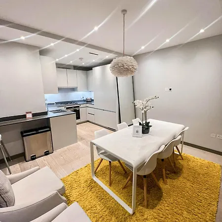 Luxurious 3-bedroom & 3 Bathroom Flat With Indoor Fireplace And Patio In Mayfair Apartment London