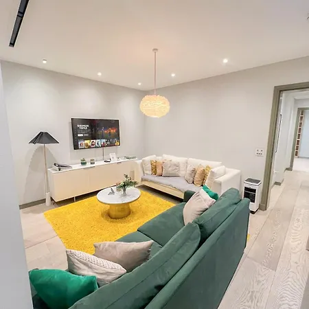 Apartment Luxurious 3-bedroom & 3 Bathroom Flat With Indoor Fireplace And Patio In Mayfair London